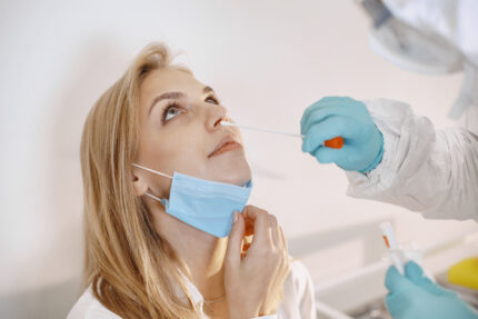 Docteur faisant passer à une femme un test covid par voie nasal