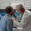 médecin avec otoscope utilisant sur un patient