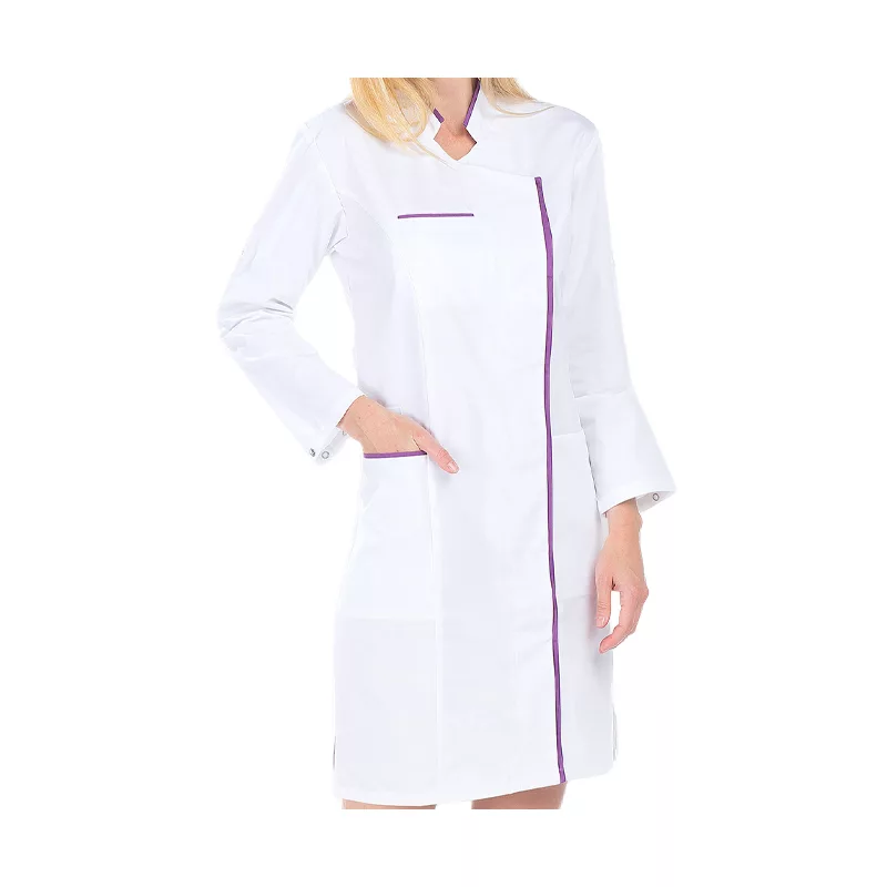 Blouse blanche professionnelle longue femme, manches longues transformables, coupe ample, fermeture latérale par pressions sous patte, 2 poches basses, 1 poche BIP, 1 poche poitrine passepoilée, soufflet d'aisance dos, fentes côtés, longueur 100 cm