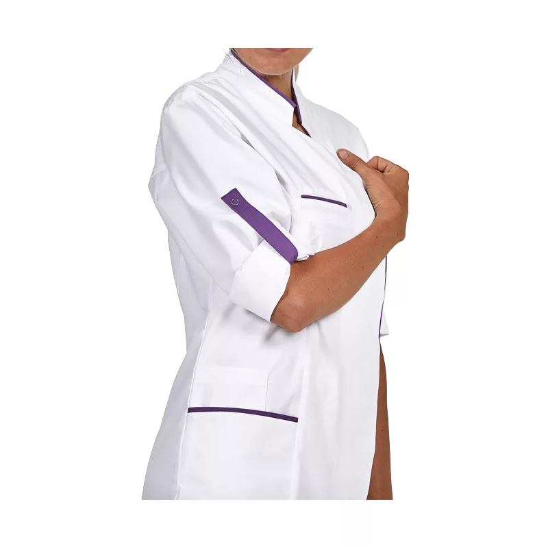 Blouse blanche professionnelle longue femme, manches longues transformables, coupe ample, fermeture latérale par pressions sous patte, 2 poches basses, 1 poche BIP, 1 poche poitrine passepoilée, soufflet d'aisance dos, fentes côtés, longueur 100 cm vue sur la manche